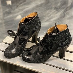 John Fluevog Daily Miracles Stunner Size 9